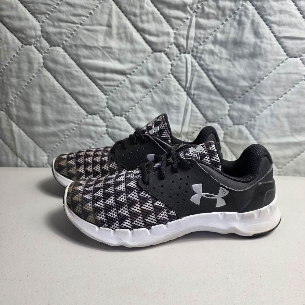 Under Armour kids' athletic sneakers in black and white.
Size 3.5Y